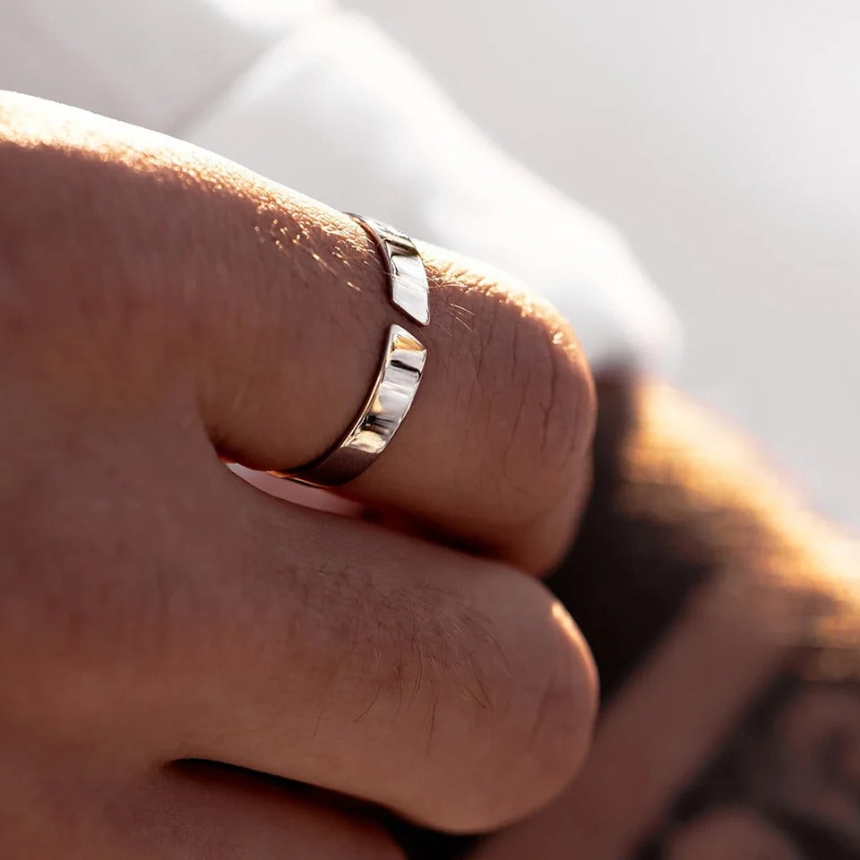 SLEEK MINIMAL RING